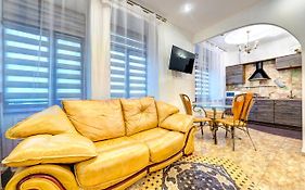 Світло! Vip Apartment In The Druzhby Narodiv Metro Station