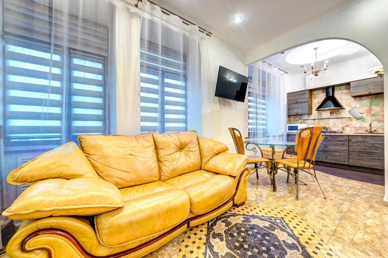 Світло! Vip Apartment In The Druzhby Narodiv Metro Station Київ Екстер'єр фото