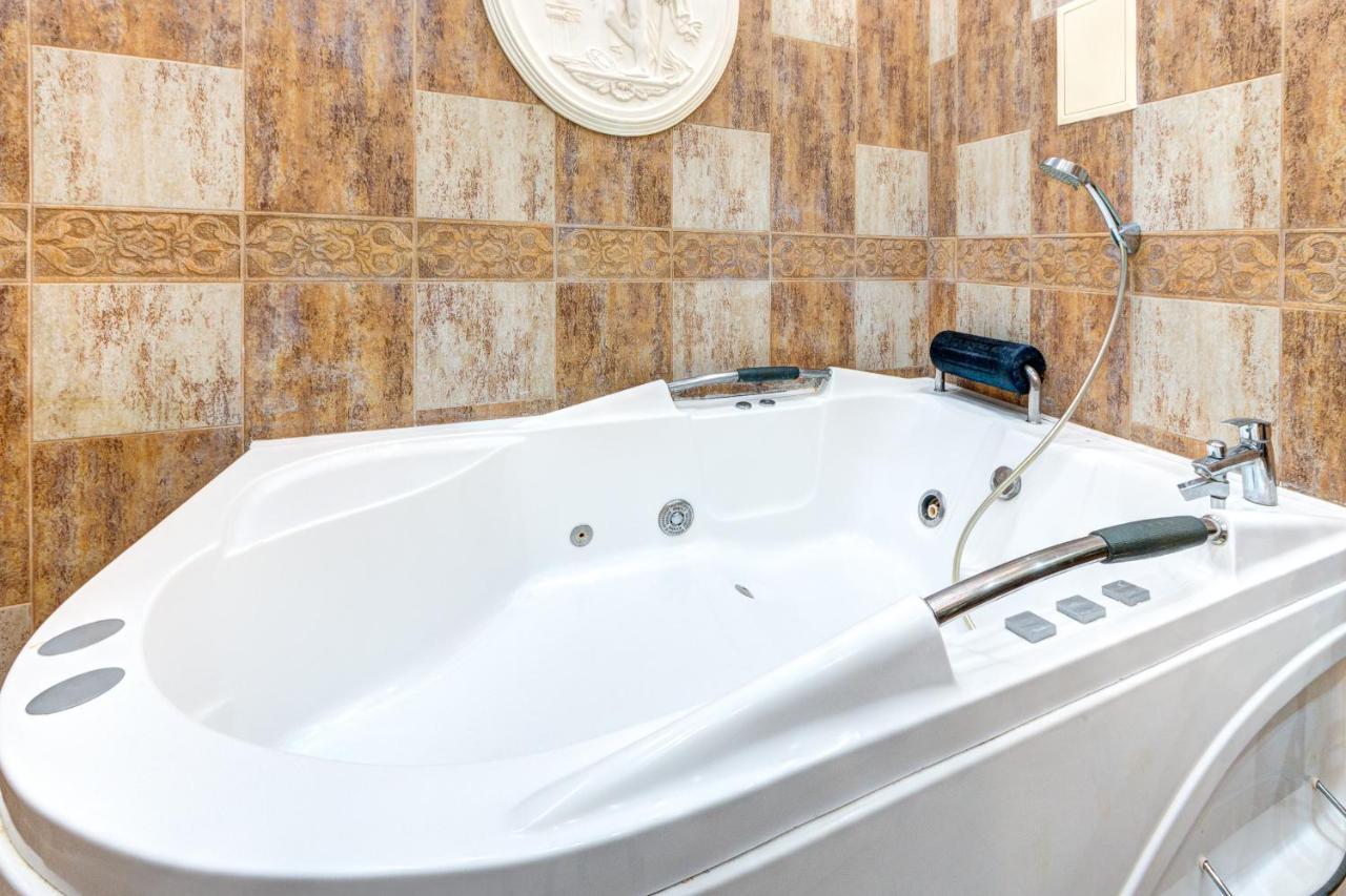 Світло! Vip Apartment In The Druzhby Narodiv Metro Station Київ Екстер'єр фото