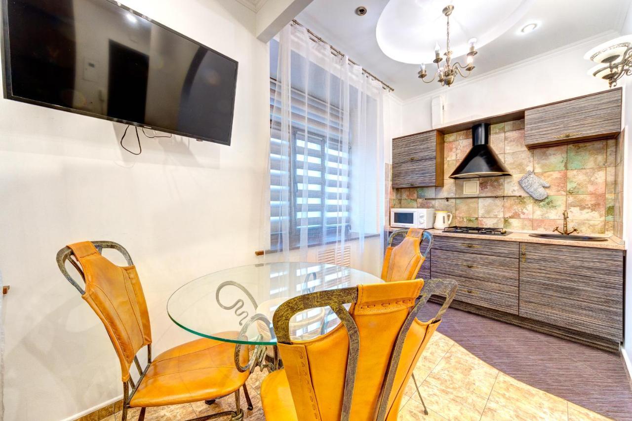 Світло! Vip Apartment In The Druzhby Narodiv Metro Station Київ Екстер'єр фото